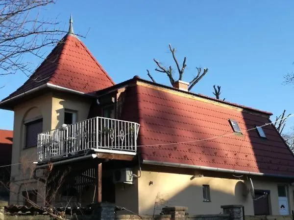 Smeraldo Emelet Apartment